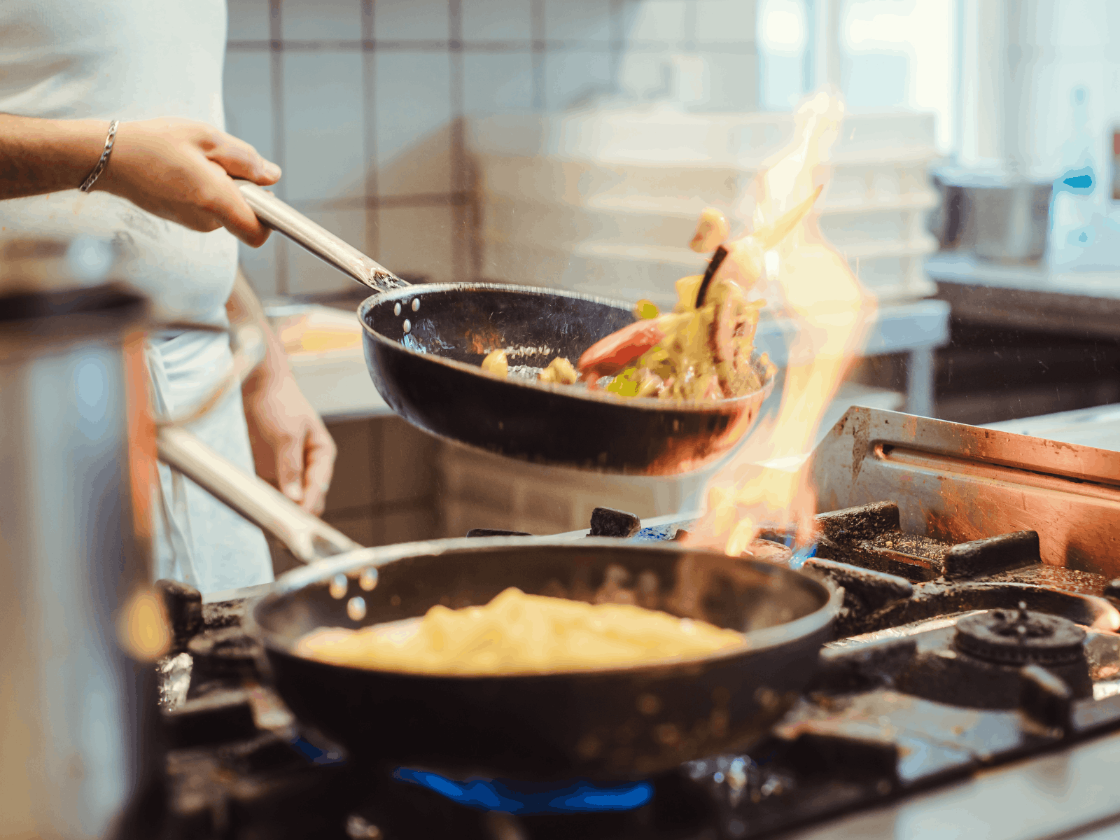 Chef cocinando en la cocina de un restaurante profesional